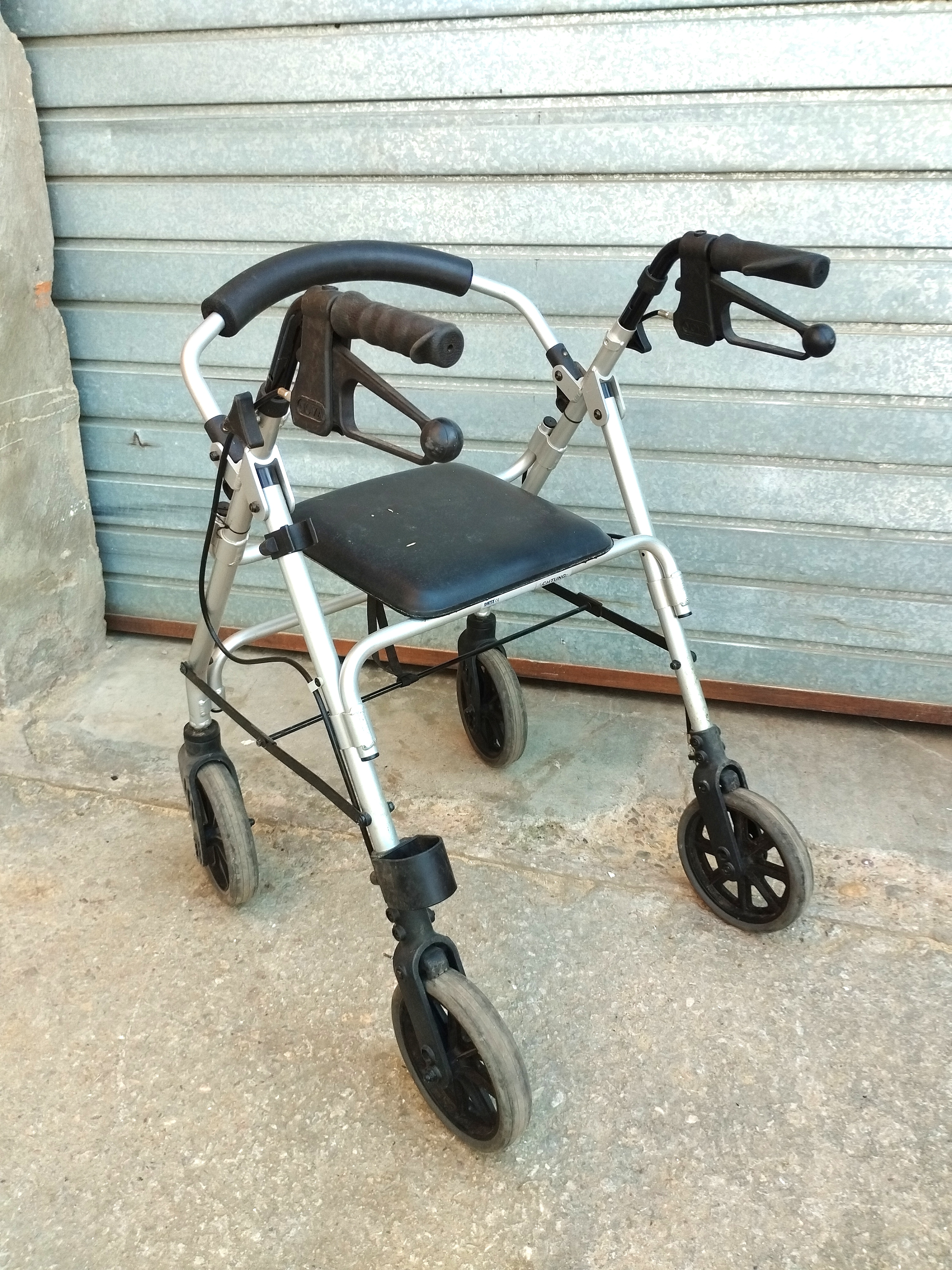 andador 4ruedas pleg alum 53-84_x51x63 1u